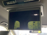 【フリップダウンモニター】大画面モニターで後席でもエンタメをお楽しみいただけます。小さなお子様にも大人気の装備です♪