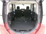 後席を倒すと収納力がアップします。長尺物も積めるのでカーライフの幅が広がりますね。