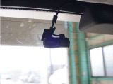 この車にはリアにもドライブレコーダーを装備しております◆映像・音声などを記録する自動車用の装置です。 もしもの事故の際の記録はもちろん、旅行の際の思い出としてドライブの映像を楽しむことができます。