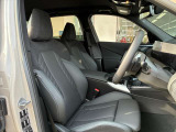 【コックピットシート】BMW車の主役席。車体中央にくる様に配置し車両重心とが一致する事でドライバーと車との一体感あるドライビングを実現。人間工学に基づき形成した形状が長時間のドライブ疲労も軽減します!
