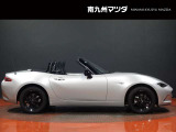 低いボンネットフードは低く鋭いスポーツカーらしいノーズ先端を表現するとともに、良好な運転視界を得ることができます。この低重心スタイルは高い運動性を予感させ、非日常性も表現しています。