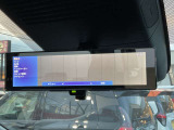 車体の後部にカメラがついていて、その映像がルームミラー内のモニターに表示します。人や荷物などで視界が遮られた時なども確認がしやすいです。