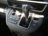 インパネシフトでフロントシートの足元もスッキリお使い頂けます!!パーキングブレーキはパーキングブレーキは電動式です!!