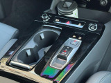スイッチタイプのシフトレバーです。コンソールもスッキリとしステアリングのパドルシフトを操作いただくとマニュアルモードでお使いいただくことができます。