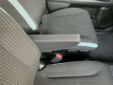 センターアームレスト付きで運転も楽に行えます