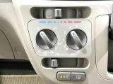 寒い冬も暑い夏も全席に快適な空調を届けてくれる、ダイヤル式エアコンを装備♪