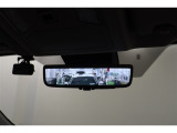 電子インナーミラーです。バックドア内側にカメラを取付けてインナーミラーに後方映像を表示。例えば、後席に大柄の方が座っていても後方確認が難なく出来ます。モニターモードとミラーモードは切替え可能です。