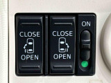 両側パワースライドドアになっています。車内のスイッチで操作できるほか、車外からはワンタッチオープン、リモコン操作で予約ロック機能が操作できます。
