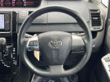 インテリアに合わせたデザインのステアリングは、運転される方のことも考え、運転しやすい形状、大きさです。是非一度、実際に触ってお確かめください。