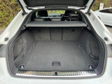 奥行きがあり、十分な広さを持つラゲッジスペースです。リアシートは分割可倒式ですので、大きな荷物を積載する事も可能です。