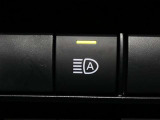 【オートマチックハイビームヘッドライト】ハイビーム走行時に対向車や前走車をカメラで認識して自動的にロービームにする機能が装備されています。※道路環境などによっては作動しない場合があります。