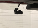後方にもドライブレコーダーのカメラが付いています。前後両方でお車の周りを監視・記録いたします。