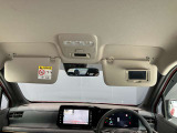 運転席のサンバイザーにはバニティーミラーも付いています。身だしなみチェックには欠かせません。