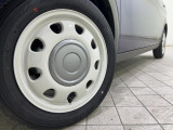 アルミホイール付!鉄ホイールと違って軽いので燃費にも影響してきます。ガソリンの高騰に少しは貢献します!足元がきまります。