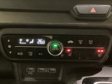セレクトレバーの左上にプラズマクラスター付き・オートエアコンがついてますので簡単操作で快適に過ごせます。シートヒータースイッチ内蔵で前席の左右別々に2段階で温度設定ができます。