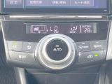 【オートエアコン】一度お好みの温度に設定すれば、車内の温度を検知し風量や温度を自動で調整。暑い&hellip;寒い&hellip;と何度もスイッチ操作をする必要はありません。快適な車内空間には必須の機能ですね♪