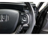 Hondaセンシングの機能のひとつ、アダプティブクルーズコントロール付!アクセルから足を離しても設定したスピードと前車との車間を保ち走行してくれます!車線維持もアシスト☆高速道路で疲労軽減ですね☆