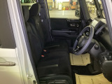 【ベンチシート】運転席と助手席の移動もスムーズ!狭い駐車場での乗り降りや、お子様の乗り降りにも便利です。座席の間にコンソールボックスやドリンクホルダーがないため、車内空間が広く感じます。