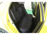 厚みのあるシートなので、長時間ドライブでも楽々です♪リヤシートヘッドレストも装着されております。