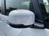 毎日使うドアミラーの状態確認に。鏡面のキズやカバーの擦れ、格納部の具合、装備有無も◎。