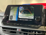 ギアをバックに入れた後、カメラボタンを押すと、運転席から見えない左側面を画面に映してくれるので、幅寄せや縦列駐車がし易くなります!