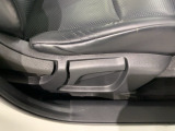 シートハイトアジャスターが付いているので運転姿勢を調整するのに便利ですね。身長に合ったシートポジションは安全運転や疲労軽減にもつながります。