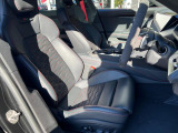 人間工学に基づいて設計されたシートは車のもっているドライビングフィールを存分にドライバーに伝えてくれるクオリティの高い仕上がりとなっています。