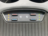 【シートベンチレーション】夏場は涼しい風でお尻や背中の熱やムレを防ぎ、冬はエアコンよりも早く温まってポカポカに!季節を問わず快適に過ごせます。