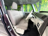 運転席まわりには十分なスペースがあり、大柄な方でもゆったり運転していただける環境です。
