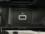 USB電源ソケットが前席中央にあり、便利に使えます☆