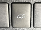【パワーバックドア】スマートキーや運転席のボタンを押すだけでリアゲートが自動で開閉します!荷物を持っている時や、高い位置にあるバックドアを閉める際に便利な機能です♪