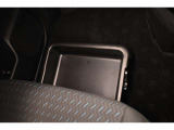 助手席シートアンダートレイ装備!色々収納でき室内もスッキリ!