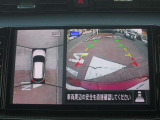 アラウンドビューモニター(車両を上から見たように表示)装着で車庫入れをサポート