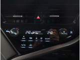 デザインもよく、居心地のよい運転席ですね。分かりやすいスイッチ類ですから操作もしやすく運転をサポートします。ぜひご来店いただき、実際にお座りいただいてステアリングを握ってみてください!