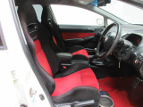 運転席・助手席はタイプR専用シートです長時間の運転やコーナーの多い道も快適です♪