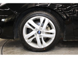 純正17インチアルミホイール+205/50R17タイヤ。