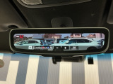 車の後部に取り付けたカメラで撮影した映像を、ルームミラー内のディスプレイに表示するデジタルインナーミラーです!