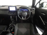 革巻きステアリングで快適な操作性の運転席です。