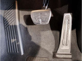 【ペダル】BMWはオルガン式アクセルペダルを採用しています。踏み込む足とペダルが同じ軌跡を描くため、かかとがずれにくく、アクセルコントロールがよりしやすくなるメリットがあります。