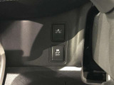 【横滑り防止装置】車両の横滑りを感知すると、自動的に車両の進行方向を保つように車両を制御します。雨の日など滑りやすい路面状況でも安全な運転が可能です。
