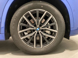 BMWの純正アロイホイールは軽量かつ強度にも優れているホイールで走行性能を引き上げる設計になっております。足元にもBMWは妥協がなくこだわっている個所になります。