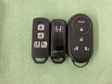 スマートキー付きですからドアロックの開閉およびエンジンスタートが楽々です。電動スライドドアの開け閉めもボタンで操作できます。加えて、純正リモコンエンジンスターター用の操作キーもついています。