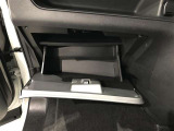 【グローブボックス】収納も充実