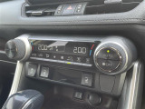 【オートエアコン】車内温度を感知して自動で温度調整をしてくれるのでいつでも快適な車内空間を創り上げます。