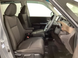 女性でも運転がしやすいように、シートの高さ調整機能(シートリフター)がついています。広い足元にゆったり座れるシートには肘掛も装備しており長距離の運転でも疲れにくいシートです。