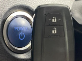 【スマートキー】カバンやポケットに入れたままでもドアの施錠・解錠が可能なスマートキーを装備。エンジンのオン・オフ時もカギを取り出す必要が無いからとっても便利です♪
