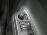 電動格納ミラー! スイッチひとつでミラーを畳めます。