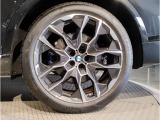 【BMWアロイホイル】軽量かつ強度に拘ったアロイホイル。走行性能ポテンシャルを引き出す設計。車の足元を引き締めてくれる大きなポイントはアロイホイルです。