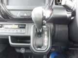 操作しやすいインパネシフトで足元広々。変速ショックの少ないCVTで快適にドライブできますね!