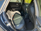 リアシートも足元広々です。アームレスト(ひじ掛け)もございますので、長時間のドライブも快適にお過ごしいただけます。